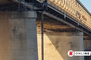 A zentai hídon egy szerb férfi a Csóka felőli második hídlábról a folyóba akarja vetni magát, vagyis ezzel fenyegetőzik (Fotó: Gergely József felvétele)