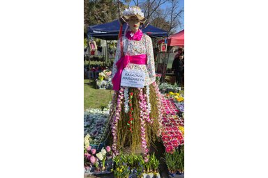 A virágokból megalkotott női alak is felkeltette a látogatók figyelmét / Fotó: Varga Zoltán