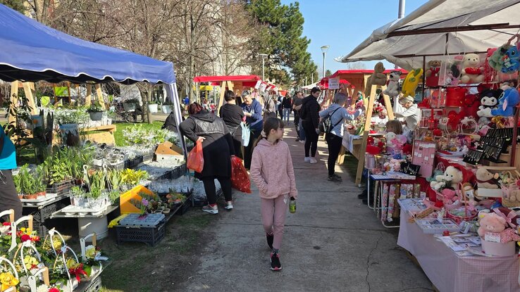 A standok között sétálva sokan keresték a tökéletes nőnapi ajándékot