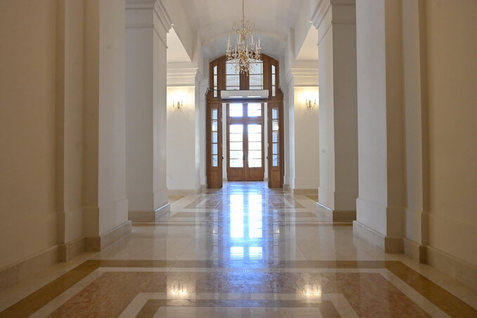 A nézők a főtérről jöhetnek be a színházba