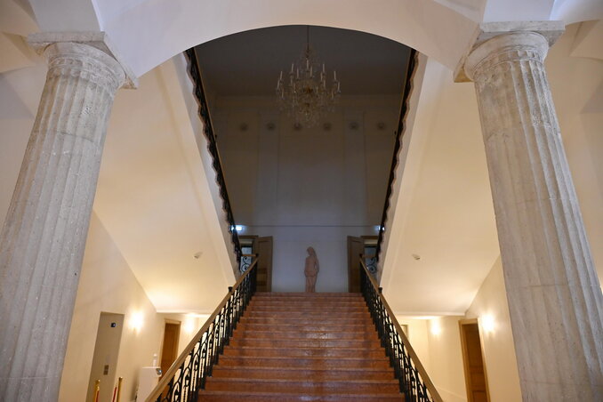 A lépcső tetejéről Thália szobra üdvözli a publikumot