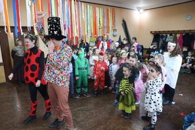 Farsangolás az óvodában a Cseszák házaspár vezetésével (Fotó: Čika Jova Zmaj Gyermekintézmény)