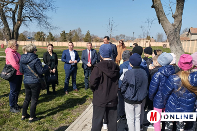 Ótott Róbert és Mackó Zsuzsanna a bocsári természetiskolában tett látogatásuk alkalmával a programban részt vevő diákokkal (Fotó: Kancsár Izabella)