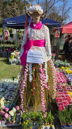 A virágokból megalkotott női alak is felkeltette a látogatók figyelmét (Fotó: Varga Zoltán felvétele)