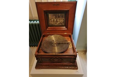 Polyphon, avagy egy tárcsás lemezjátszó, zenélő doboz, amely fémlemezek segítségével szólaltatott meg dallamokat (1897) (Csík Mónika felvétele)