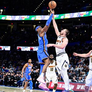 Shai Gilgeous-Alexander (balról) még épp időben engedte el az utolsó triplát (Fotó: Beta/AP)