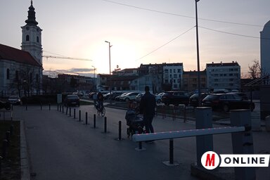 Nyolcvannégy parkolóhelyet alakítottak ki a belvárosban azon a helyen, ahol a szétszerelhető, ideiglenesen 20 évnyi szolgálatot teljesítő garázs állt (Fotó: Szeli Balázs felvétele)