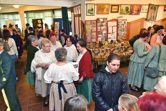A faluház előcsarnokában zajlott a népszerű kiállítás, hisz kóstolni is lehetett