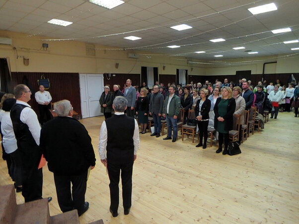 Az ünneplő közösség