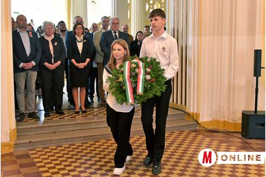 A koszorúzáson magyarországi diákok is részt vettek (Gergely Árpád felvétele)