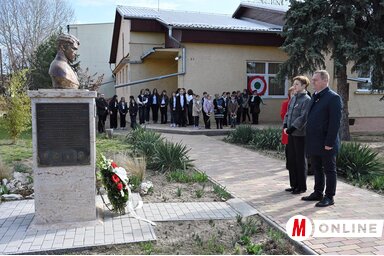 Szabadka Város képviseletében Góli Csilla és Tóth Róbert koszorúzott / Molnár Edvárd felvétele