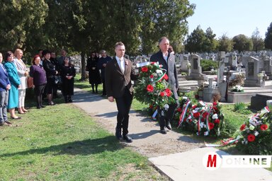 Az adai önkormányzat képviseletében Lakatos Adrián és Búcsú Attila koszorúzott a fesztületnél / Csincsik Zsolt felvétele