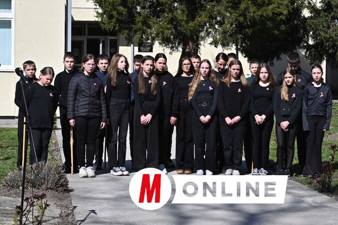 Alkalmi műsort a Petőfi Sándor Általános Iskola diákjai mutattak be (Fotó: Ótos András)