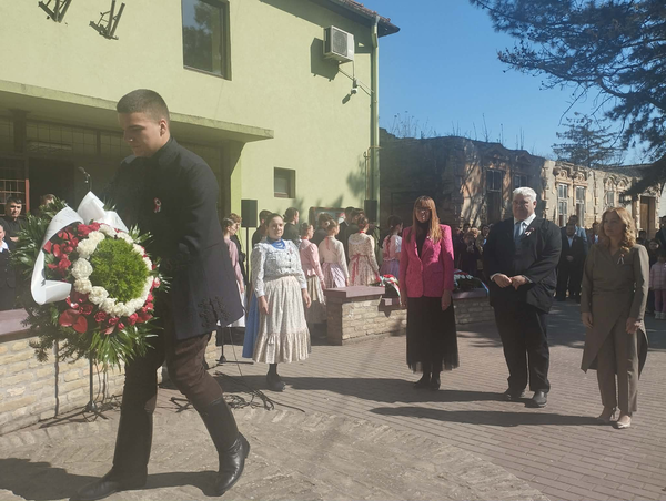 Elsőként a rendezvény szervezői, a Petőfi iskola, a Petőfi kultúrkör és az Óbecsei Népkönyvtár képviselői koszorúzták meg a Petőfi-szobrot (Fotó: Kancsár Izabella)