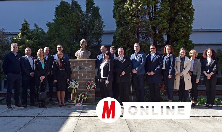 A március 15-ei megemlékezésen számos zentai intézményvezető és tisztségviselő vett részt (Fotó: Gergely Árpád felvétele)