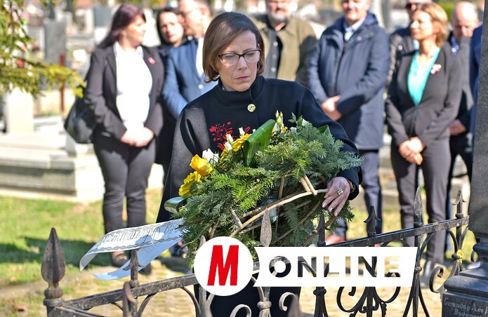 Burány Hajnalka polgármester Zenta önkormányzata nevében helyezett el koszorút (Fotó: Gergely Árpád felvétele)