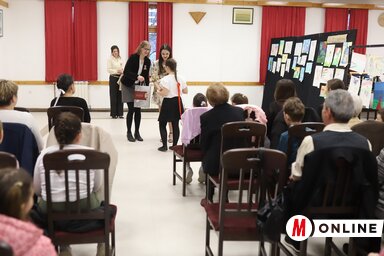 A legügyesebb rajzolók szerény ajándékot kaptak (Fotó: Lakatos János felvétele)