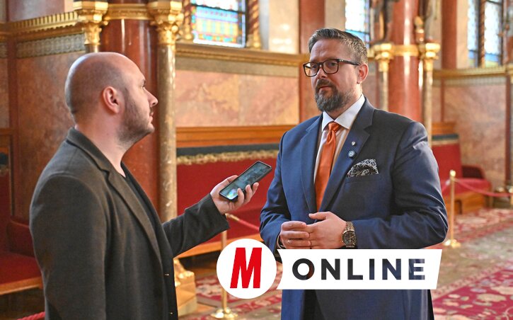 Munkatársunk és dr. Juhász Bálint (Ótos András felvétele)