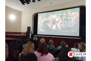 Tóbiás József köszöntötte a közönséget / Kancsár Izabella