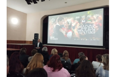 Tóbiás József köszöntötte a közönséget / Kancsár Izabella