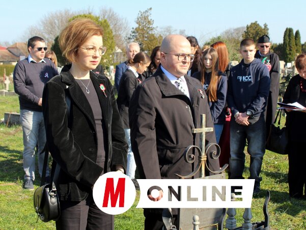 A VMSZ szabadkai szervezetének képviseletében Góli Csilla és Gyivánovity Dániel koszorúzta meg a síremléket (Fotó: Benedek Miklós)