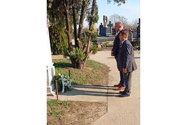 A Vajdasági Magyar Szövetség nevében dr. Molnár Viktor és Pál Viktor koszorúzott (Fotó: Fehér Szilárd)