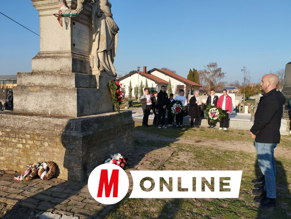 A Vajdasági Magyar Szövetség képviselői is elhelyezték az emlékezés virágait (Fotó: Kancsár Izabella)