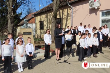 Rigó Pál Zsófia ünnepi beszéde a törökfalui Petőfi-szobor előtt (Fotó: Csincsik Zsolt)