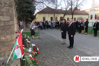 Horvát Király Andrea gazdasági államtitkár és Tóbiás József parlamenti képviselői a VMSZ nevében koszorúzott Adán (Fotó: Csincsik Zsolt)