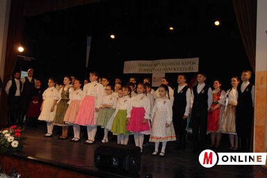 A műsor a himnusz eléneklésével kezdődött (Fotó: Vidács Hajnalka)