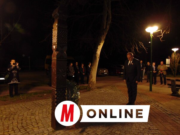 A kopjafánál a Magyar Nemzeti Tanács nevében Hugyik Richárd helyezte el az emlékezés virágait (Fotó: Vidács Hajnalka)