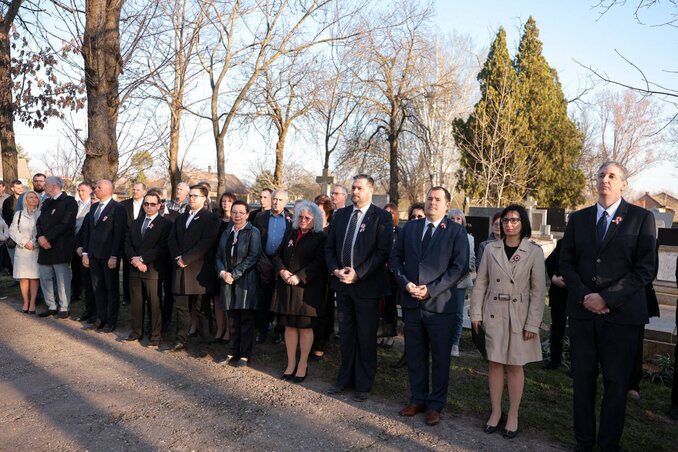 A megemlékezés résztvevői a magyarkanizsai áldozatok táblája előtt