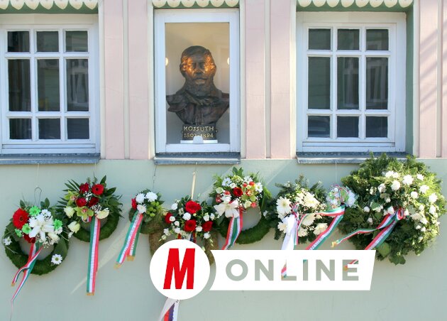 A résztvevők megkoszorúzták Kossuth Lajos szobrát (Benedek Miklós felvétele)