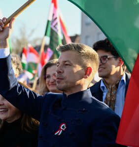 Magyar Péter hangsúlyozta: „magyarként elutasítjuk a háborút és az erőszakot, átadjuk a múltnak a félelemkeltést és a háborús uszítást" (Fotó: MTI)