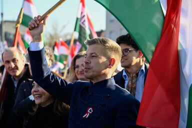 Magyar Péter hangsúlyozta: „magyarként elutasítjuk a háborút és az erőszakot, átadjuk a múltnak a félelemkeltést és a háborús uszítást" (Fotó: MTI)