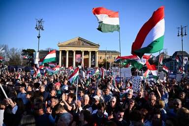 Magyar Péter hangsúlyozta: „magyarként elutasítjuk a háborút és az erőszakot, átadjuk a múltnak a félelemkeltést és a háborús uszítást" (Fotó: MTI)
