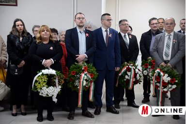 A megemlékezés a művelődési központ épületében található Petőfi-mellszobor megkoszorúzásával kezdődött (Fotó: Dávid Csilla felvétele)