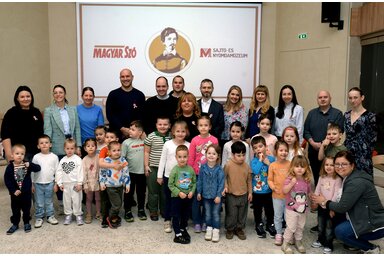 A szervezők és a kis résztvevők / Fotó: Dávid Csilla