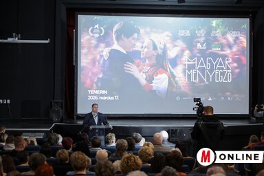 Fremond Árpád a vetítés előtt a közönséghez szólva elmondta, hogy Vajdaságban tizennégy helyszínen mintegy ötezren tekintik meg az alkotást (Fotó: Dávid Csilla)