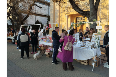 Kézművesek, kistermelők, művészek, formatervezők és különféle kreatív területeken tevékenykedő alkotók kínálták portékáikat / Fotó: Kancsár Izabella