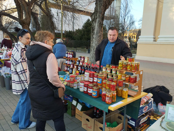 Bóbán Zoltán óbecsei kistermelő többek között lekvárokat, savanyított erős paprikát és különféle ajvárokat kínált
