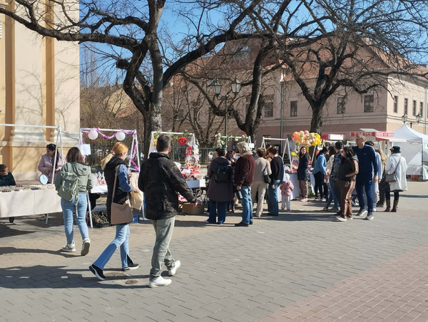 A rendezvény a helyi és környékbeli alkotóknak biztosított bemutatkozási lehetőséget