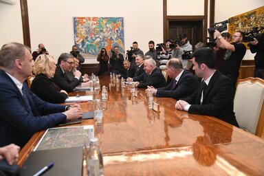 A ceremóniát megelőzően Vučić elnök megbeszélést folytatott az Azvirt vállalat képviselőivel (Fotó: Beta)