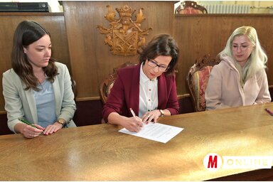 A szerződéseket a sikeres pályázók és a kivitelező Burány Hajnalka jelenlétében írták alá (Gergely Árpád felvétele)