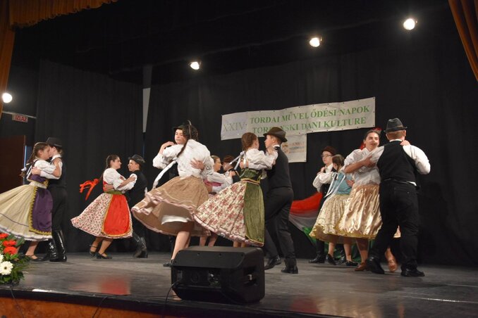Kalotaszegi táncokat is láthatott a közönség a tordaiaktól