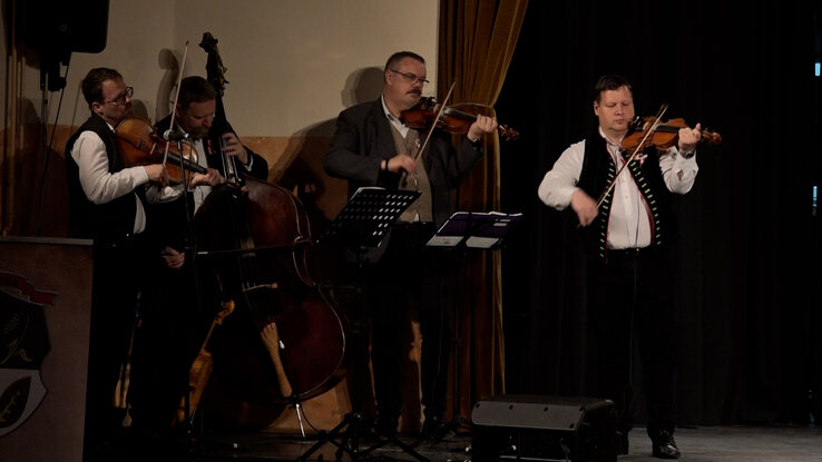 Bemutatkozott a Juhász zenekar is