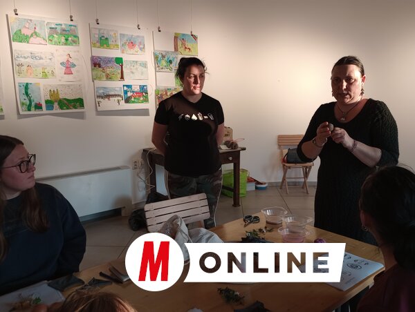 A berzselés, illetve levélrátétes díszítés csak elméletben egyszerű: a képzésen Zita a buktatókra is rávilágított