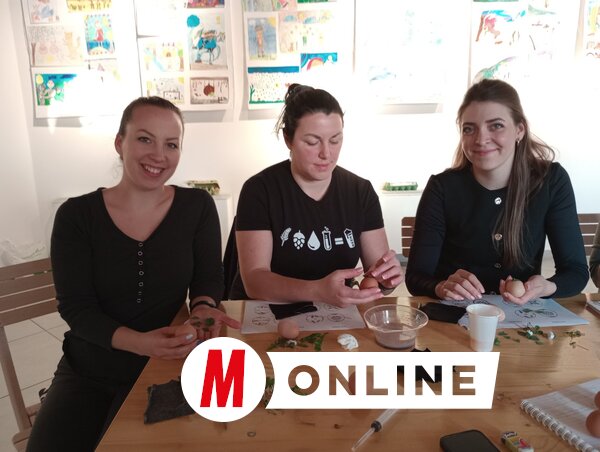 Szabó Zsuzsanna, Gyuráki Ágota és Erdélyi Lenke elmélyült alkotásban