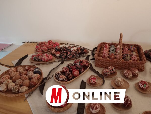 Minden kosárban más tájegység mintáival díszített tojások lapulnak