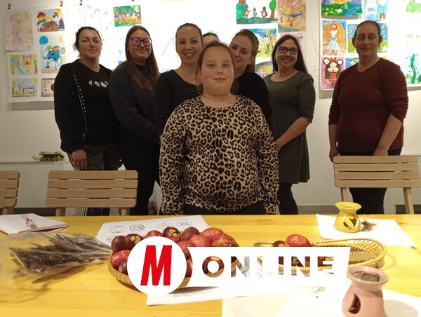 A résztvevők büszkén pózolnak munkájuk fölött